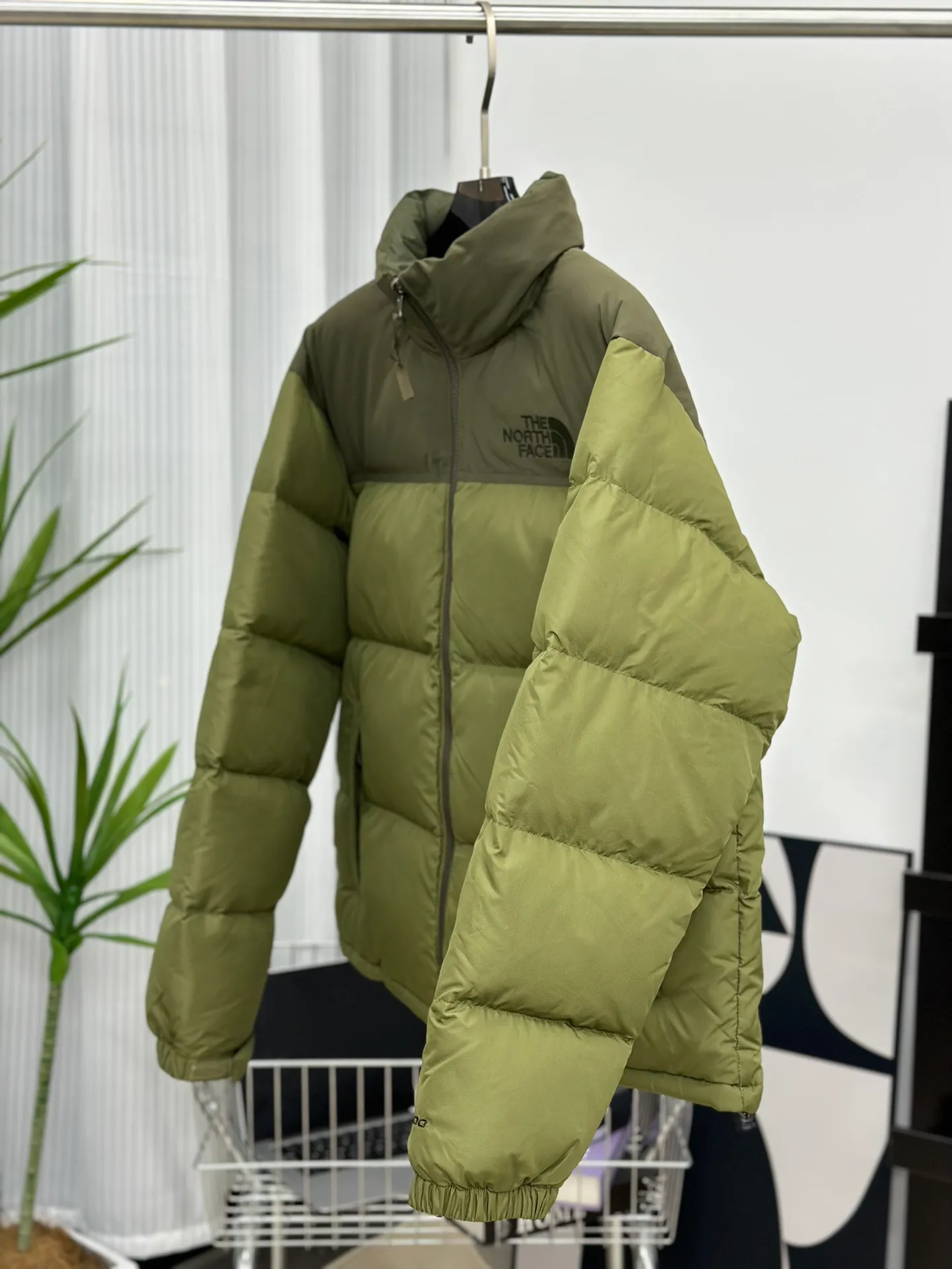 Style No.: Y 73 P250💰 Top 🔝 𝗧𝗵𝗲 𝗡𝗼𝗿𝘁𝗵 𝗙𝗮𝗰𝗲/𝟭𝟵𝟵𝟲 North Face Down Jacket [Matcha Splicing] Size: XS S M L XL XXL